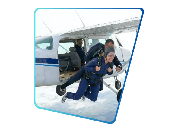 Der Absprung eines Tandempaares aus dem Flugzeug. Freifall beginnt hier.