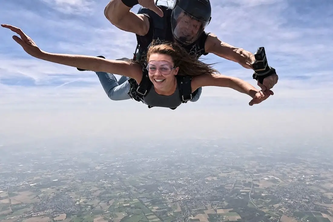 Was ist der unterschied zwischen Skydiving und Fallschirmspringen?