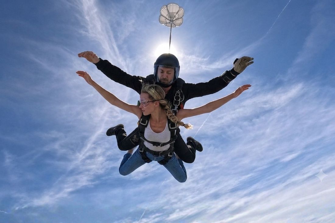 Frau Freifall Tandem Sunsetsprung Fallschirmsport Grefrath bei Köln