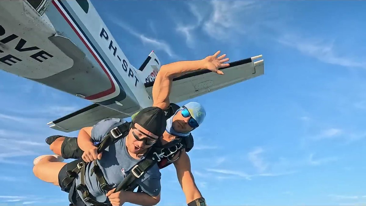 Tandem-Exit direkt unter der Supervan PH-SPT – Szene aus dem Scherzovic-Video
