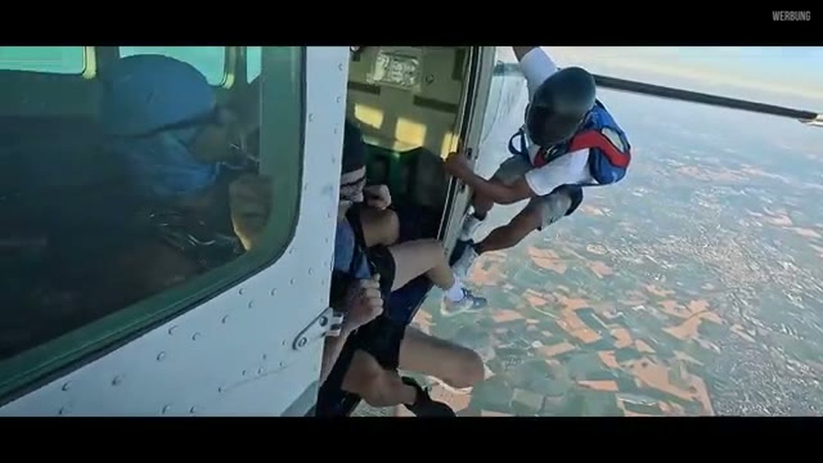 Zwei Tandems springen gleichzeitig aus der Supervan über Grefrath – Szene aus dem Scherzovic-Video
