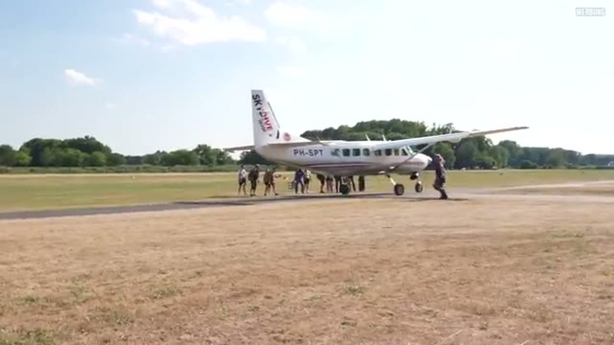 Die Supervan PH-SPT auf dem Flugplatz Grefrath – Szene aus dem Scherzovic-Video